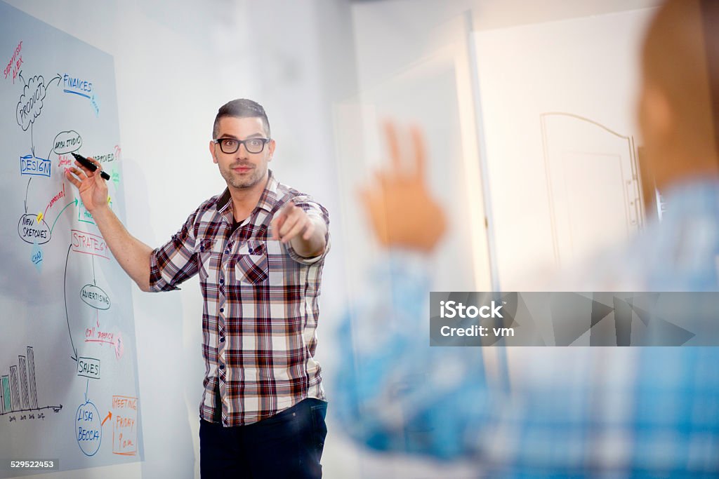 Junger Geschäftsmann eine Präsentation für sein Team - Lizenzfrei Büro Stock-Foto