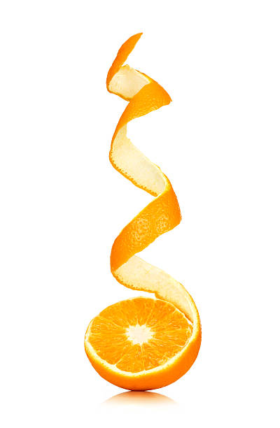 soczysta pomarańcza na złuszczony spiral skin na białym tle - peeled zdjęcia i obrazy z banku zdjęć