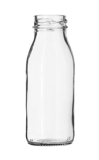 glas milch aus der flasche ohne kappe isoliert auf weißem hintergrund - milk bottle milk bottle empty stock-fotos und bilder