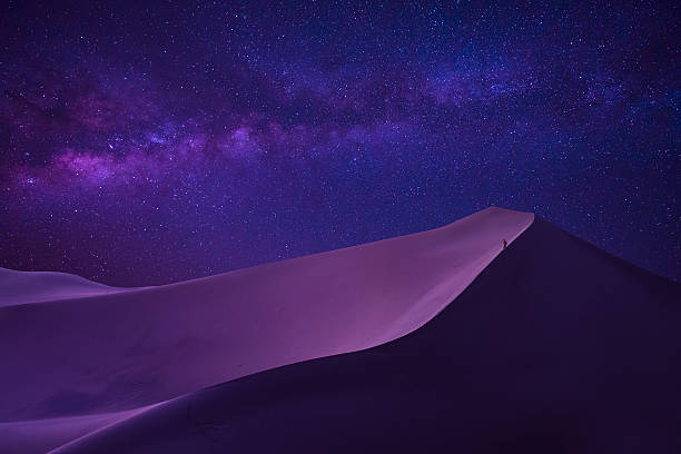 mann schaut milchstraße in der wüste - wüste stock-fotos und bilder