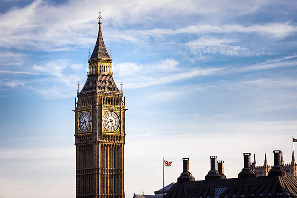 nahaufnahme von big ben clock tower in london - london england victorian style big ben dark stock-fotos und bilder