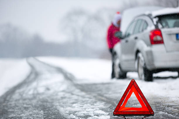 ripartizione auto di inverno - road street sign slippery foto e immagini stock