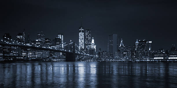 ブルックリン橋とマンハッタンの街並みの夕暮れ - east river riverbank waters edge suspension bridge ストックフォトと画像