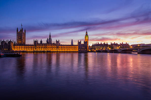 house of parliament und big ben clock tower in london - london england victorian style big ben dark stock-fotos und bilder