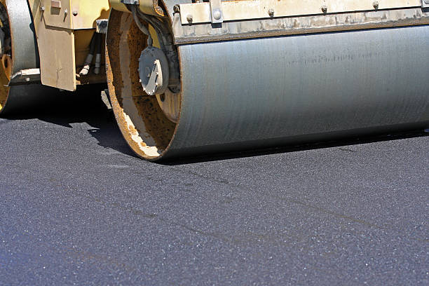 rolling asfalto caldo - contracting asphalt steamroller construction foto e immagini stock