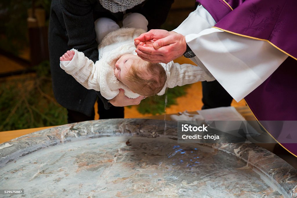 Pendeta membaptis bayi perempuan kecil di gereja - Bebas Royalti Baptisme - Berkat Foto Stok