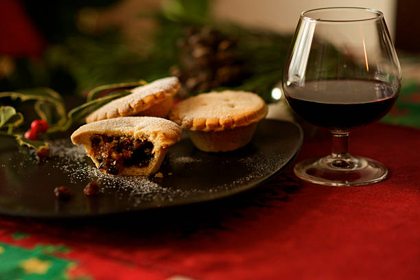 weihnachten englischen mince pie-gepäck und glühwein glas - glühwein stock-fotos und bilder