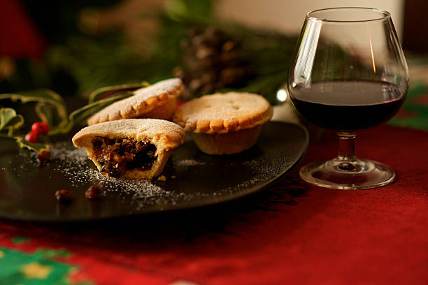 christmas inglés pastel de picadillo de frutas y vino caliente de vidrio - popular culture fotos fotografías e imágenes de stock