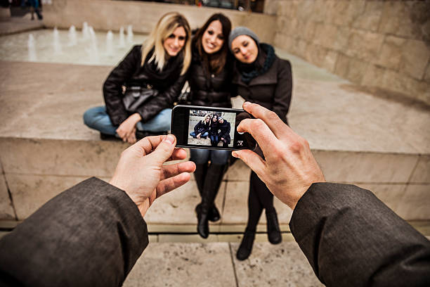 cuatro amigos tomando fotos juntos - double click fotos fotografías e imágenes de stock