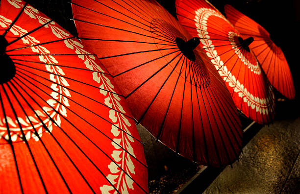 rote sonnenschirme - parasol umbrella asian ethnicity asian culture stock-fotos und bilder