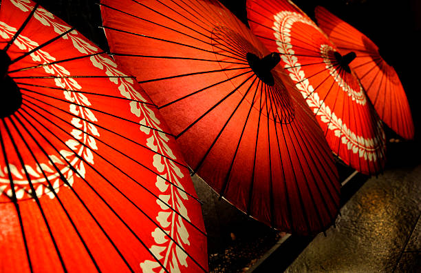 red parasole plażowe - parasol umbrella asian ethnicity asian culture zdjęcia i obrazy z banku zdjęć