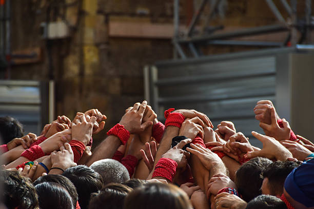 mãos levantadas em conjunto. castellers, catalunya (espanha) - castellers - fotografias e filmes do acervo