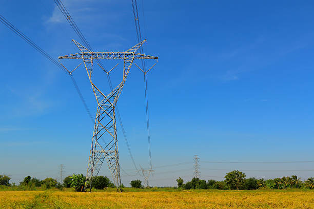 опора линии электропередач высокого напряжения - power supply single line in a row sending стоковые фото и изображения