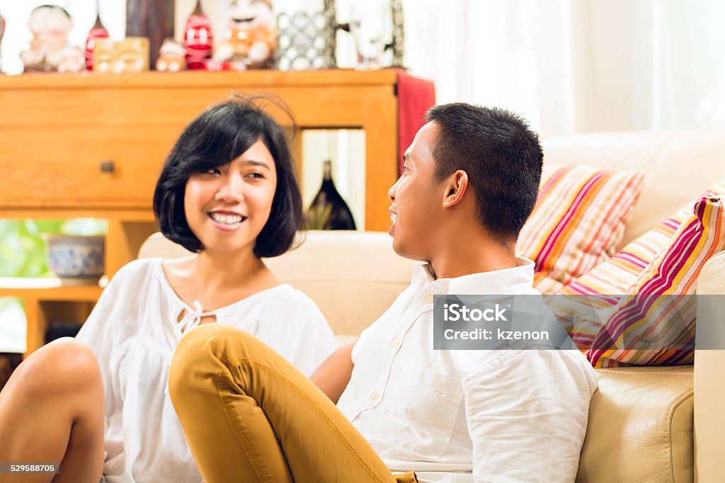 Asiatische Personen Paar im Wohnzimmer - Lizenzfrei Asiatischer und Indischer Abstammung Stock-Foto
