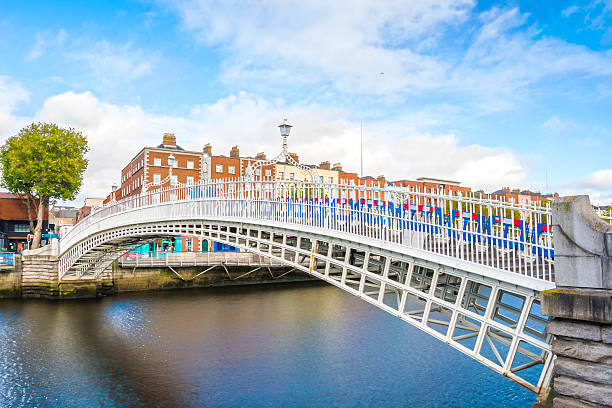 ha'penny bridge, à dublin - dublin ireland bridge hapenny penny photos et images de collection