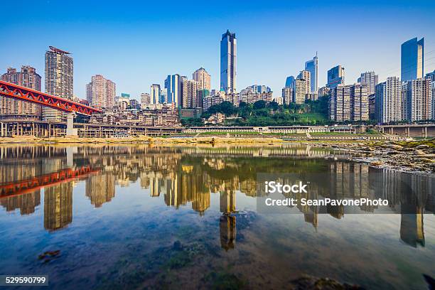 Chongqing China Cityscape Foto de stock y más banco de imágenes de Agua potable - Agua potable, Aire libre, Alto - Descripción física