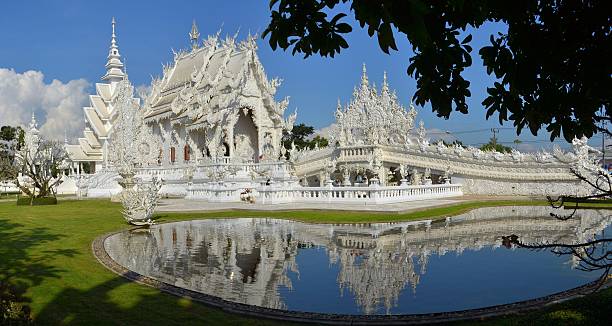 bonito branco templo em chiang rai, tailândia - bangkok province photography construction architecture imagens e fotografias de stock