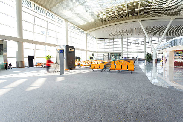 moderne flughafen warten hall innen - airport entrance hall corridor lobby stock-fotos und bilder