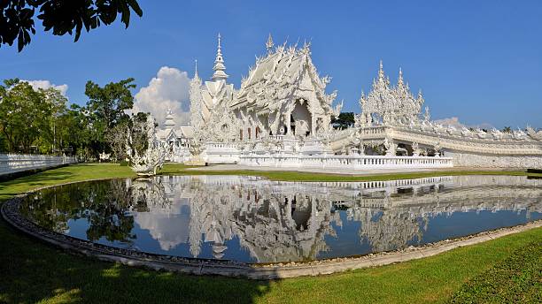 bonito branco templo em chiang rai, tailândia - bangkok province photography construction architecture imagens e fotografias de stock