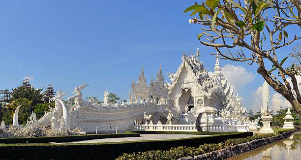 bonito branco templo em chiang rai, tailândia - bangkok province photography construction architecture imagens e fotografias de stock