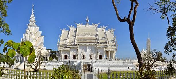 bonito branco templo em chiang rai, tailândia - bangkok province photography construction architecture imagens e fotografias de stock