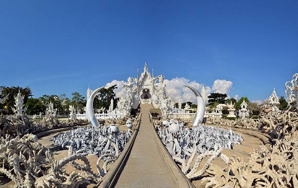 bonito branco templo em chiang rai, tailândia - bangkok province photography construction architecture imagens e fotografias de stock