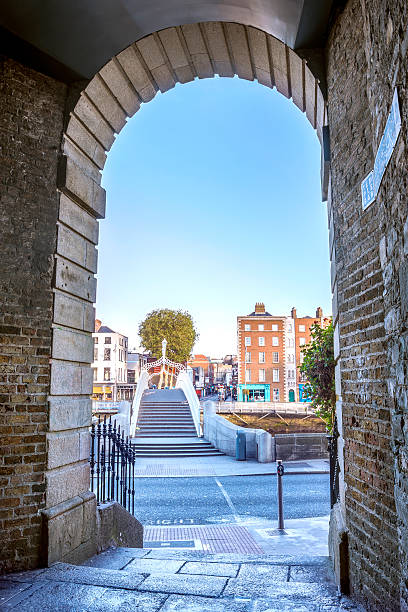 mezzo penny bridge - dublin ireland bridge hapenny penny foto e immagini stock