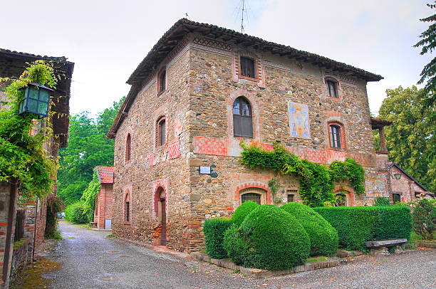 istock Alleyway. Grazzano Visconti. Emilia-Romagna. Italy. 529649097