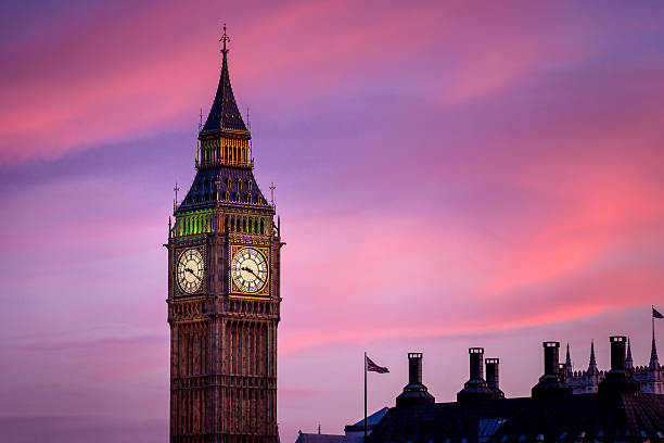 twilight nahaufnahme von big ben clock tower in london - london england victorian style big ben dark stock-fotos und bilder