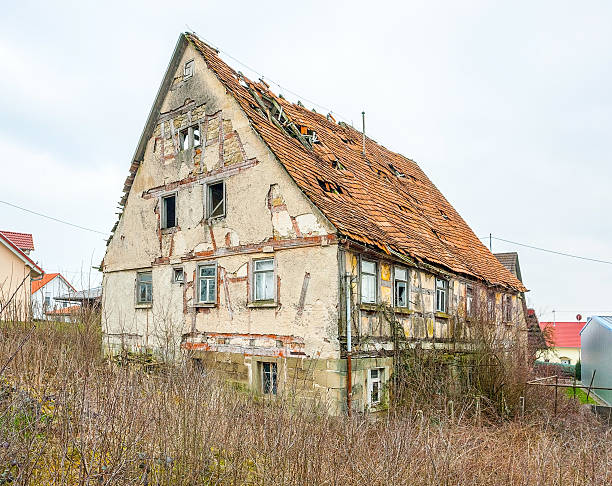 istock rundown old farmhouse 529657582