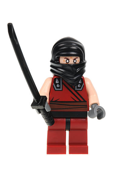 escuro lego minifigure ninja - toy lego editorial ninja imagens e fotografias de stock