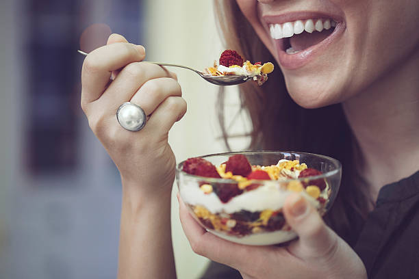 con prima colazione - eating women breakfast cereal foto e immagini stock