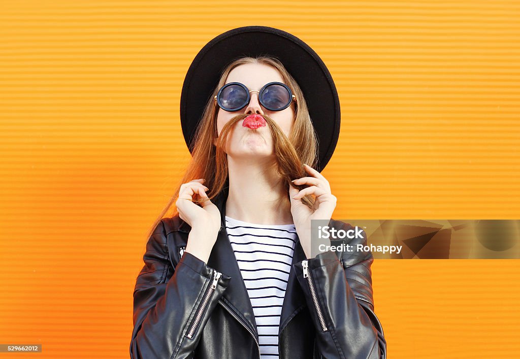 Mujer divirtiéndose muestra Bigote cabello sobre fondo naranja - Foto de stock de Mujeres libre de derechos