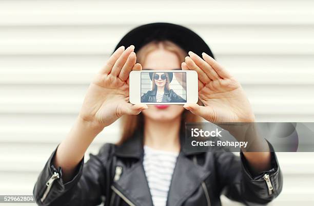 Mode Frau Macht Selbstporträt Mit Smartphone Blick Auf Dem Bildschirm Stockfoto und mehr Bilder von Bewegungsaktivität