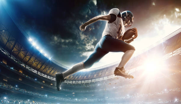 corridas jogador de futebol com a bola - football player american football sports team teamwork imagens e fotografias de stock