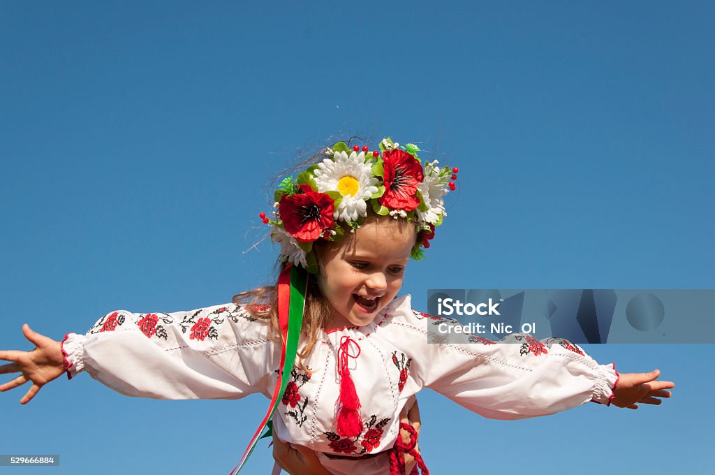 Bella ragazza in una tradizionale giacca a camicia ricamata nel giardino - Foto stock royalty-free di Ucraina