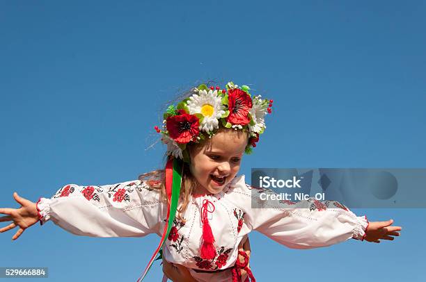Bella Ragazza In Una Tradizionale Giacca A Camicia Ricamata Nel Giardino - Fotografie stock e altre immagini di Ucraina