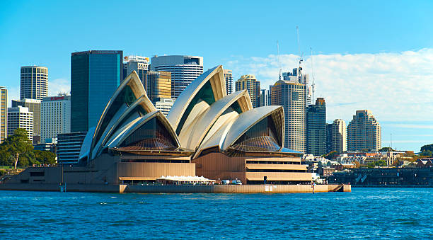 der oper von sydney und die skyline der stadt - circular quay concert hall sydney opera house sydney australia stock-fotos und bilder