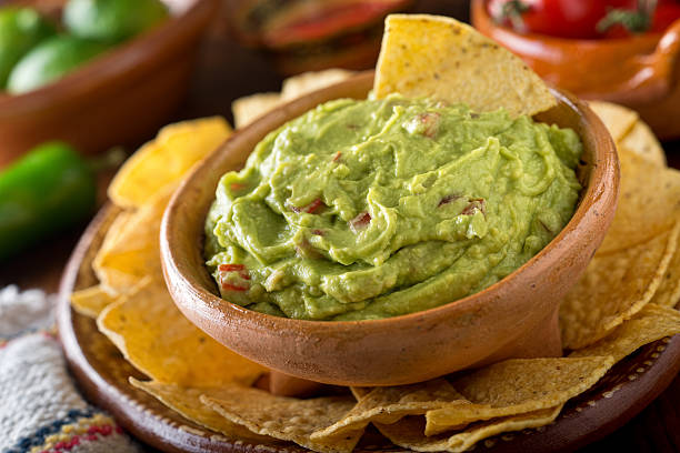 guacamole-dip - tortilla chip stock-fotos und bilder