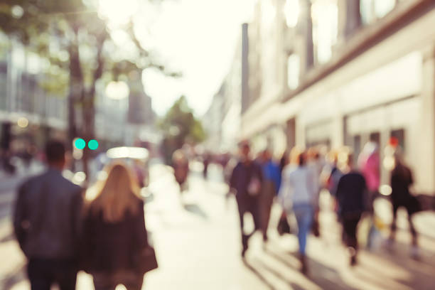 personnes de bokeh, rue de londres - rush hour commuter crowd defocused photos et images de collection