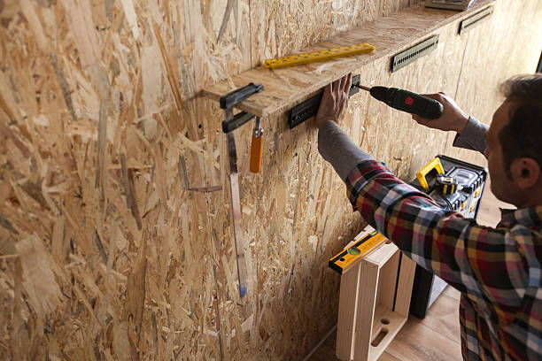 男性のツールラックを設置した壁のコードレスドリルを使用 - shelf drill drilling installing ストッ��クフォトと画像