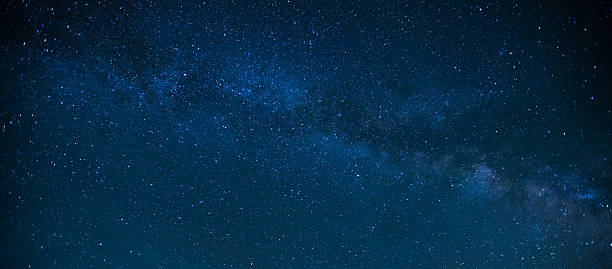 milky way night sky - astronomi fotoğraflar stok fotoğraflar ve resimler