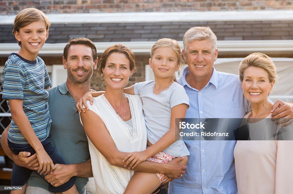 Multi-Generationen-Familie im Freien - Lizenzfrei Familie mit mehreren Generationen Stock-Foto