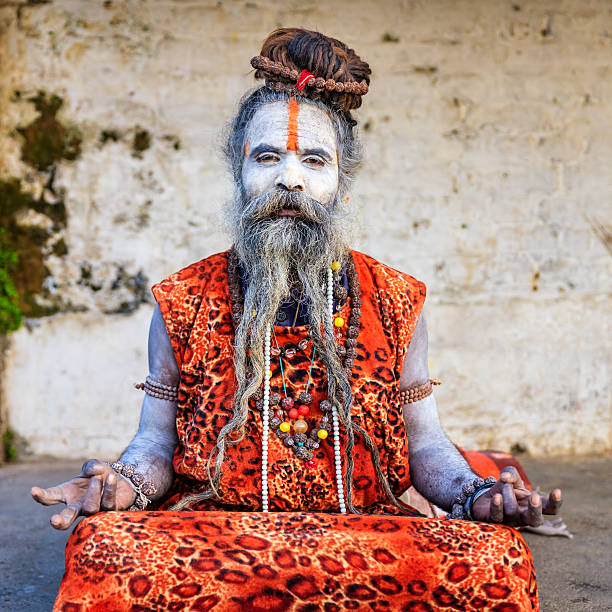 branco indiano sadhu-holyman sentado no templo - sadhu imagens e fotografias de stock