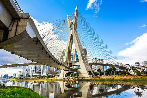 brücke ponte estaiada octavio frias de oliveira in sao paulo, brasilien - schrägseilbrücke stock-fotos und bilder