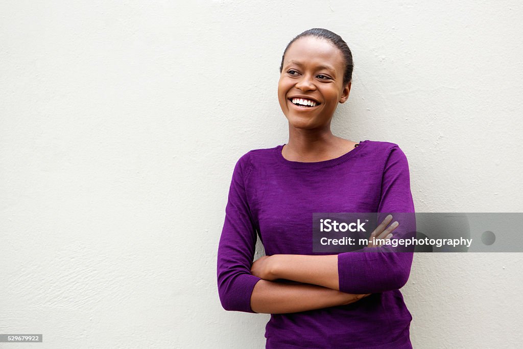 Afrikanische Frau mit ihre Arme verschränkt - Lizenzfrei Lila Stock-Foto