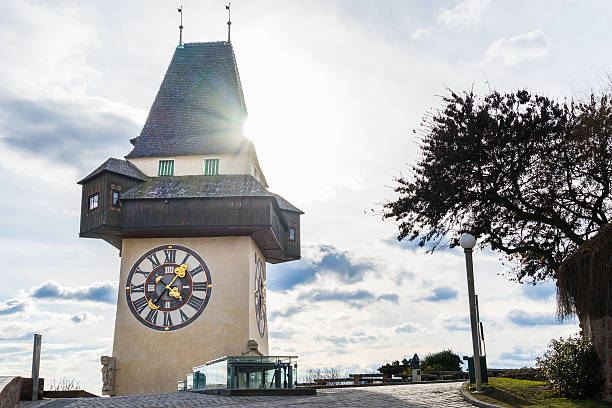torre de relógio-histórico do turismo têm - graz austria clock tower styria imagens e fotografias de stock