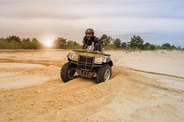 corridas de atv na areia. - off road vehicle quadbike motocross desert - fotografias e filmes do acervo