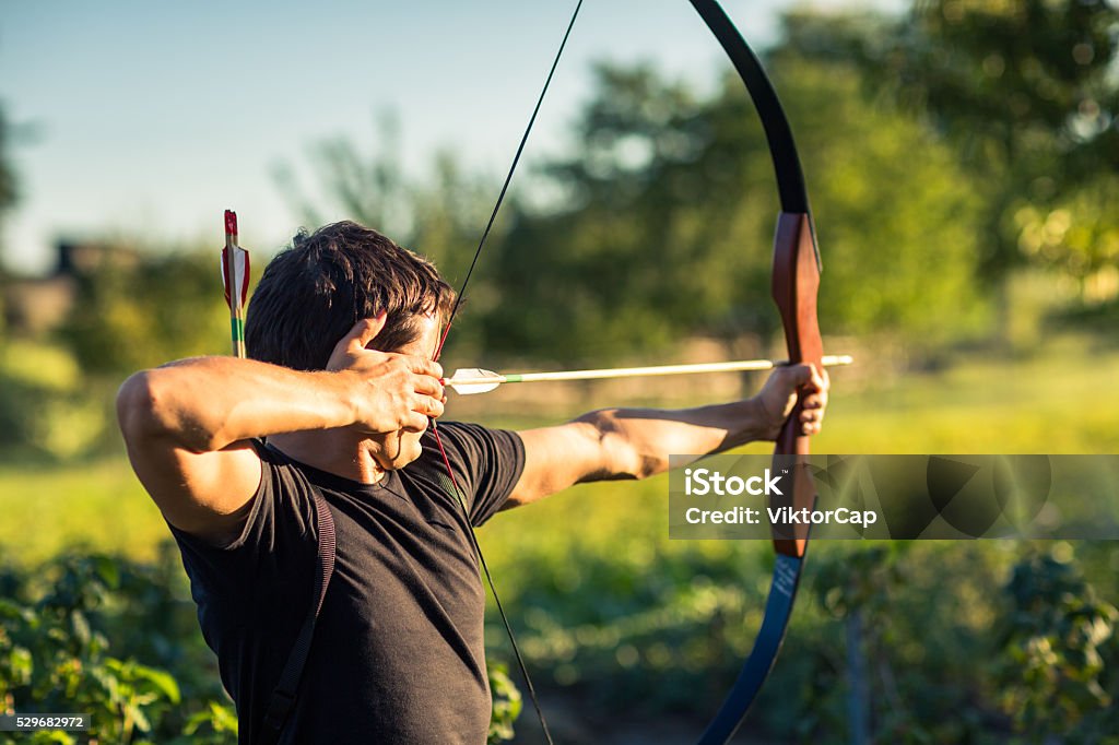 Joven archer capacitación con el arco - Foto de stock de Tiro con arco libre de derechos