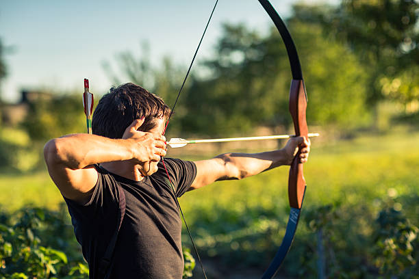 jovem archer treino com a proa - adult muscular build athlete beautiful - fotografias e filmes do acervo